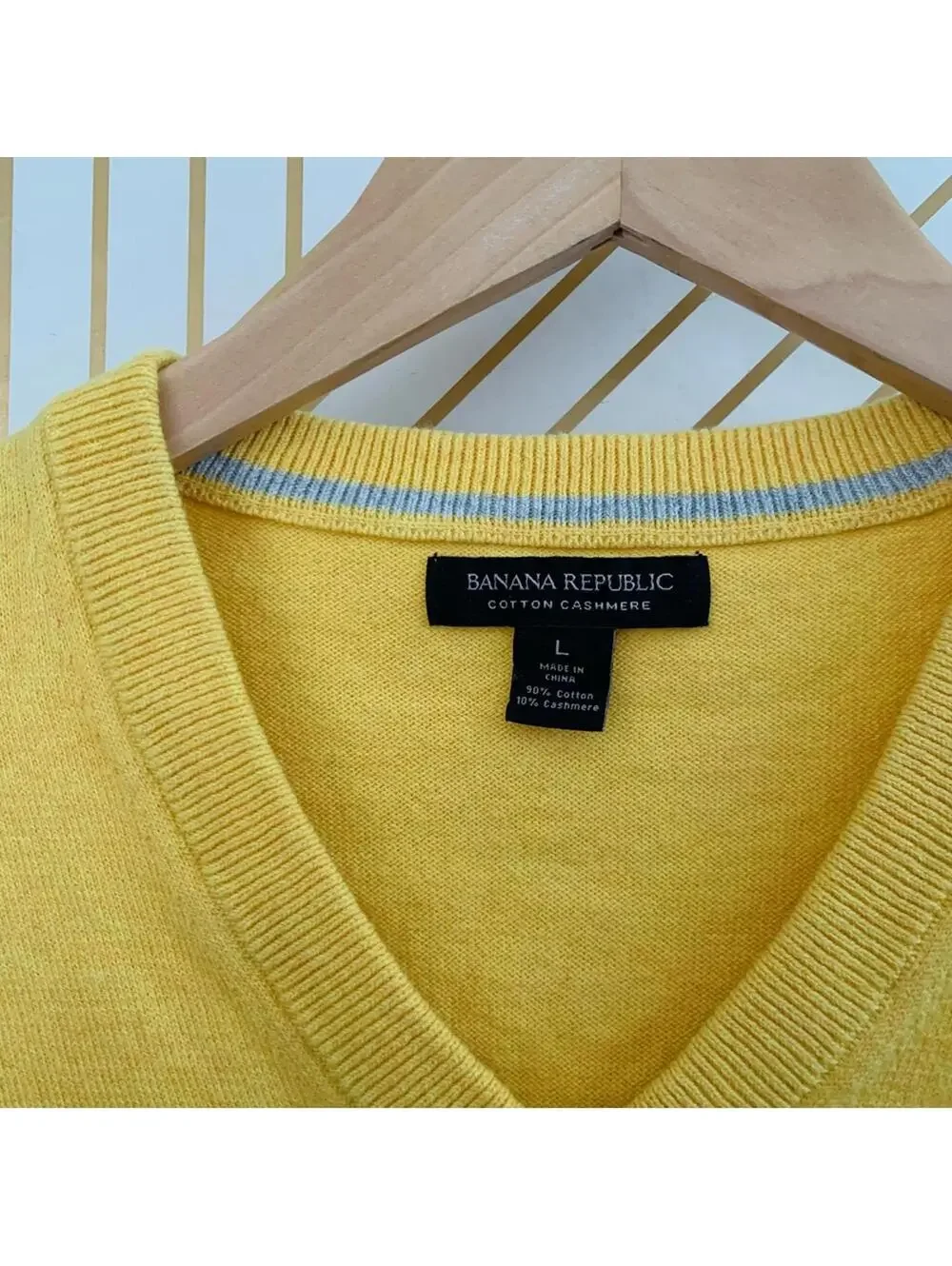 Banana Republic Cotton Cashmere blend saffron v neck sweater yellow gold L